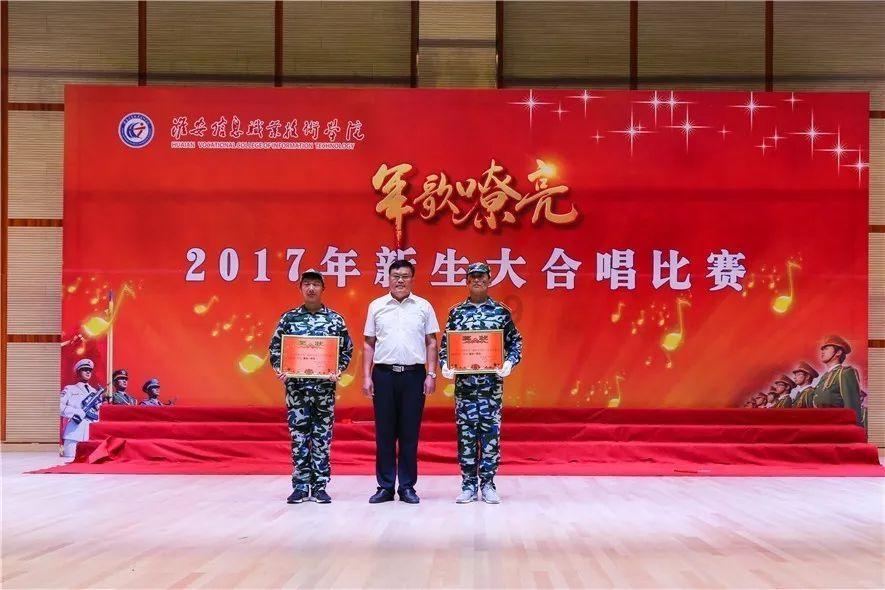 飞跃沙丘的小球